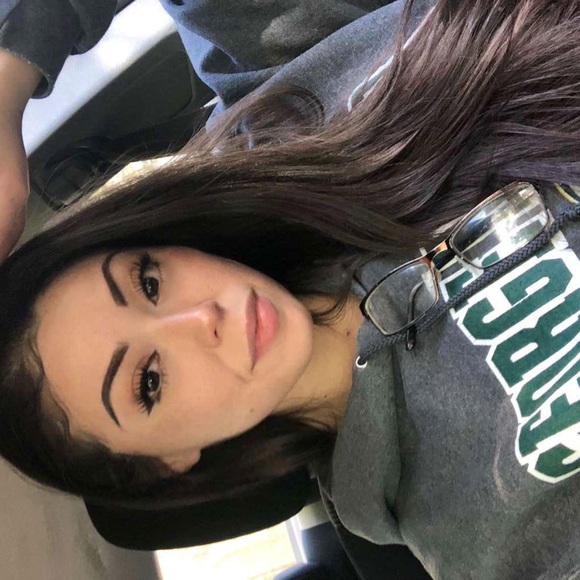 Meet your Posher, May 🌸 - Picture 2 of 2